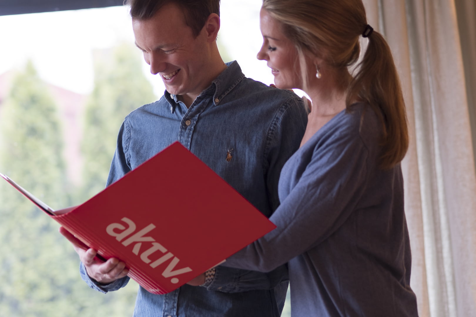 par som ser på dokument fra Aktiv