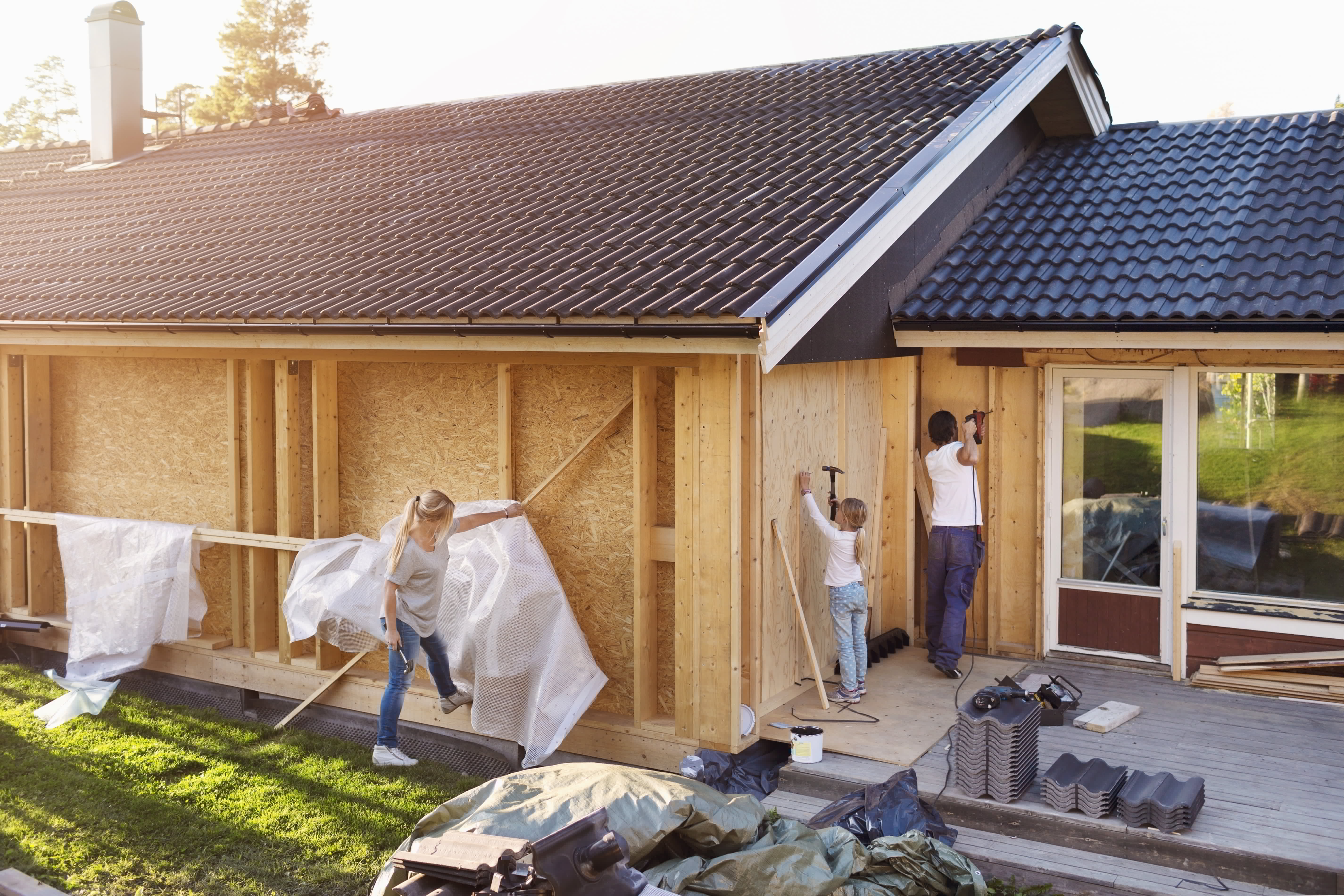 Familie som renoverer et hus