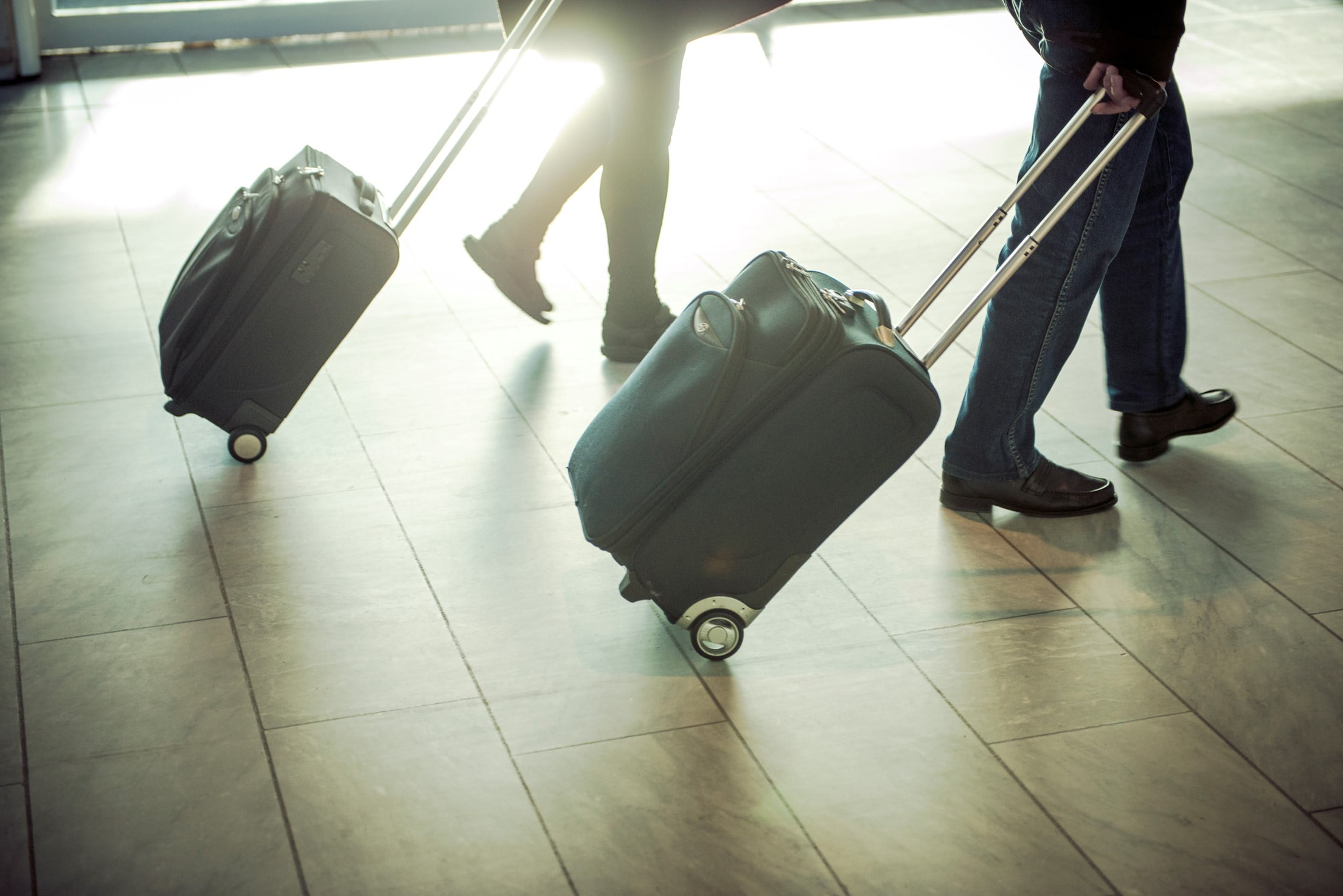 reiseforsikring-trillekofferter-pa-flyplass